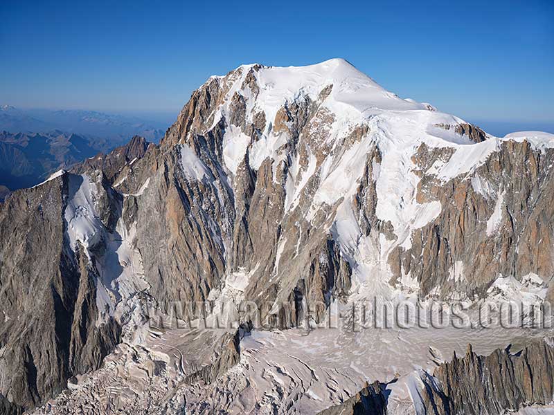 Aerial view of Mont Blanc and Brenva Glacier, Aosta Valley, Italy. VEDUTA AEREA foto, Monte Bianco, Italia.