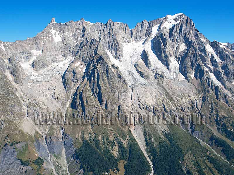 Aerial view of the Dent du Geant and Grandes Jorasses in Aosta Valley, Italy. VEDUTA AEREA foto, Italia.