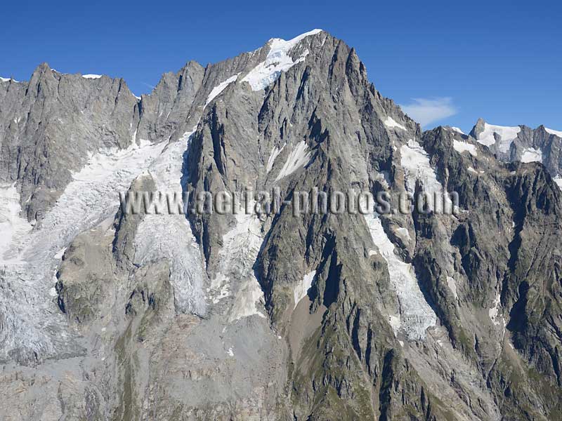 Aerial view of Pointe Walker in the Grandes Jorasses in Aosta Valley, Italy. VEDUTA AEREA foto, Italia.