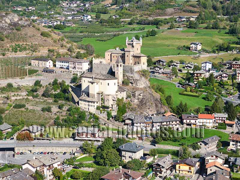 Aerial view of Saint-Pierre Castle, Aosta Valley, Italy. VEDUTA AEREA foto, Valle d'Aosta, Italia.