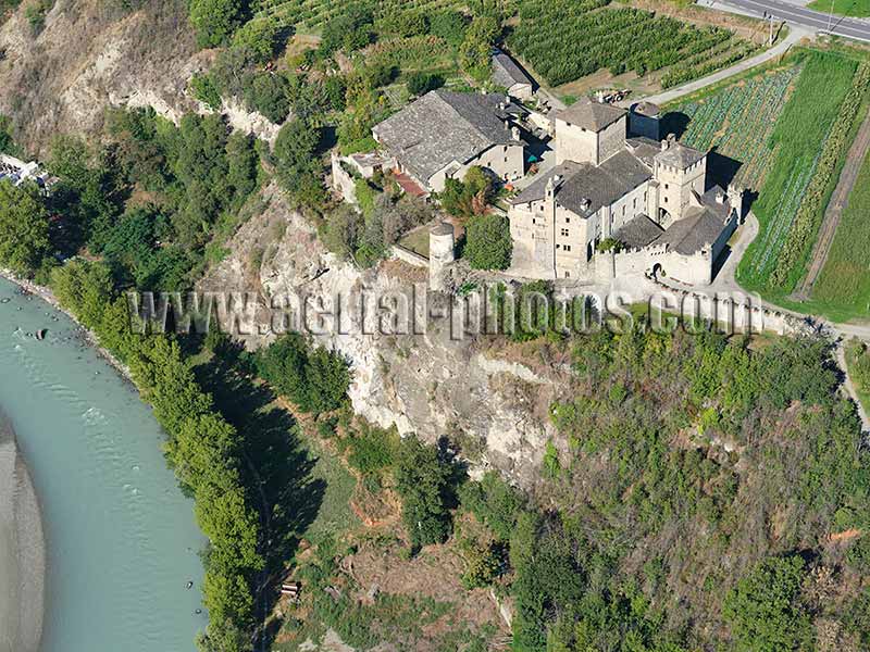 Aerial view of Sarriod de la Tour Castle, Aosta Valley, Italy. VEDUTA AEREA foto, Valle d'Aosta, Italia.