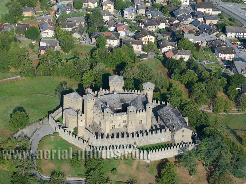 Aerial view of Fénis Castle, Aosta Valley, Italy. VEDUTA AEREA foto, Valle d'Aosta, Italia.