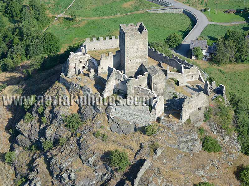 Aerial view of Cly Castle, Aosta Valley, Italy. VEDUTA AEREA foto, Italia.