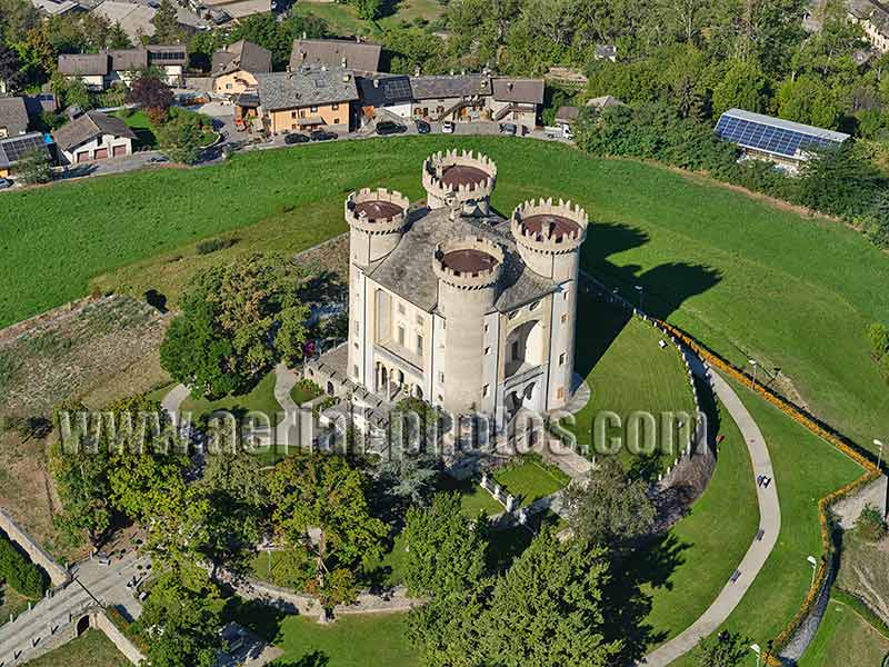 Aerial view of Aymavilles Castle, Aosta Valley, Italy. VEDUTA AEREA foto, Valle d'Aosta, Italia.