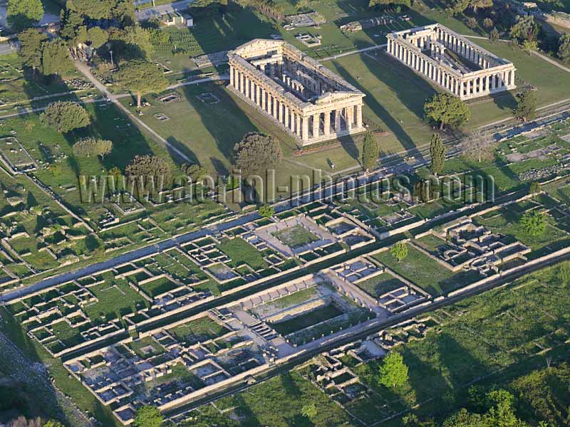 Aerial view of an ancient greek city, archeological site, Paestum, Campania, Italy. VEDUTA AEREA foto.