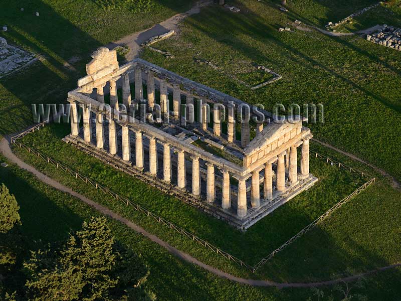 Aerial view of Athena temple, Greek Temple, Paestum, Campania, Italy. VEDUTA AEREA foto, Atena, Tempio Greco, Italia.