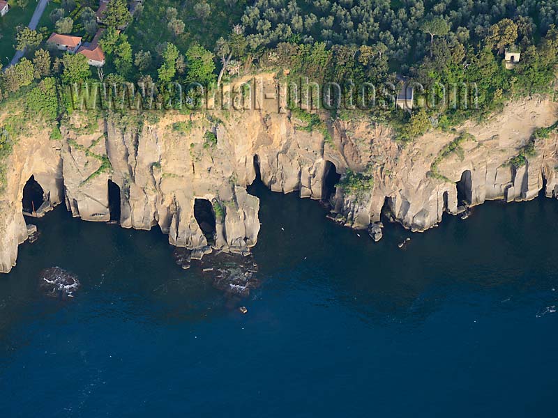 Aerial view of a sea cliff with caves, Piana di Sorrento, Campania, Italy. VEDUTA AEREA foto, Italia.