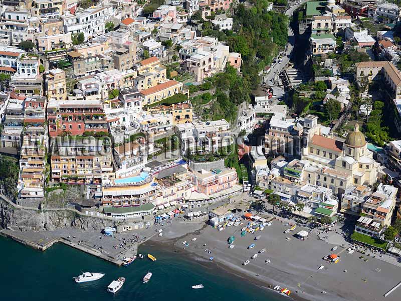 Aerial view of Positano beach and church, Amalfi Coast, Campania, Italy. VEDUTA AEREA foto, Italia.