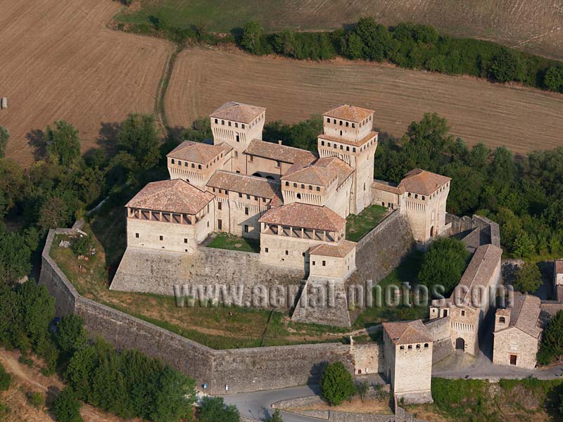AERIAL VIEW photo of Torrechiara Castle, Langhirano, Emilia-Romagna, Italy. VEDUTA AEREA foto, Castello di Torrechiara, Italia.