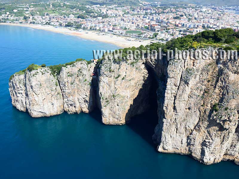 AERIAL VIEW photo of a sea cliff, Gaeta, Lazio, Italy. VEDUTA AEREA foto, scogliera, Italia.