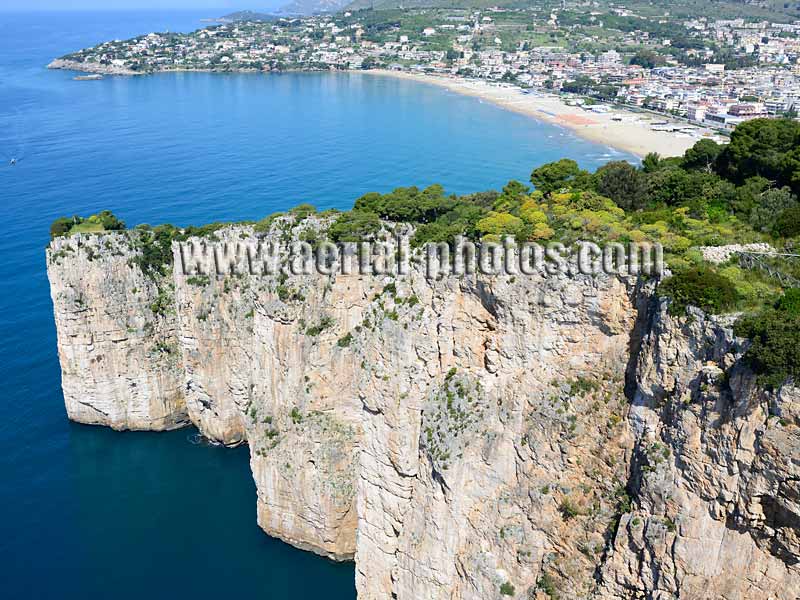 AERIAL VIEW photo of a cliff, Gaeta, Italy. VEDUTA AEREA foto, Montagna Spaccata, Monte Orlando, Italia.