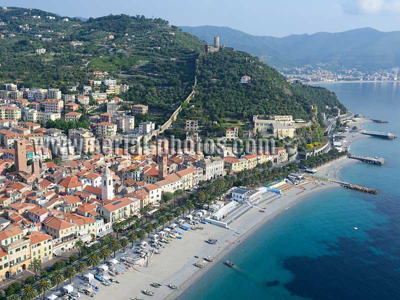 Aerial view, seaside resort, castle and defensive walls, Noli, Liguria, Italy. VEDUTA AEREA foto, Italia.