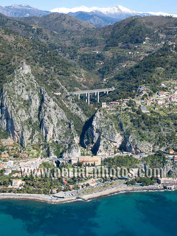 Aerial view, international border, Ventimiglia, Italy and Menton, France. VEDUTA AEREA foto, confine internazionale.