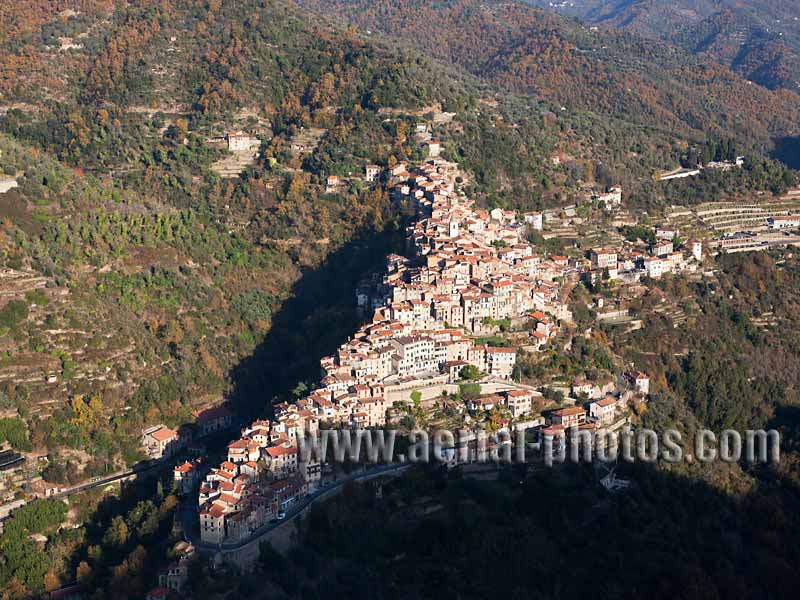 AERIAL VIEW photo of a hilltop village, Apricale, Liguria, Italy. VEDUTA AEREA foto, Borgo Arroccato, Italia.