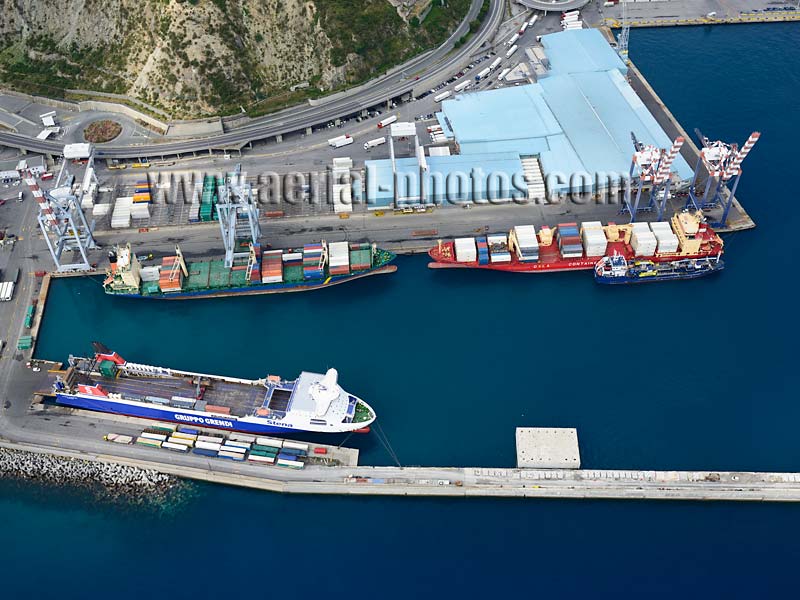 AERIAL VIEW of a container carrier, Harbor, Vado Ligure, Liguria, Italy. VEDUTA AEREA foto, portacontainers, Porto, Italia.