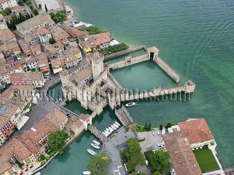 Aerial view, Scaliger castle, Sirmione, Lake Garda, Lombardy, Italy. VEDUTA AEREA foto, Castello Scaligero.