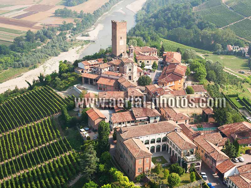 Aerial view, Barbaresco hilltop village, Langhe, Tanaro River, Piedmont, Italy. VEDUTA AEREA foto, Piemonte, Italia.