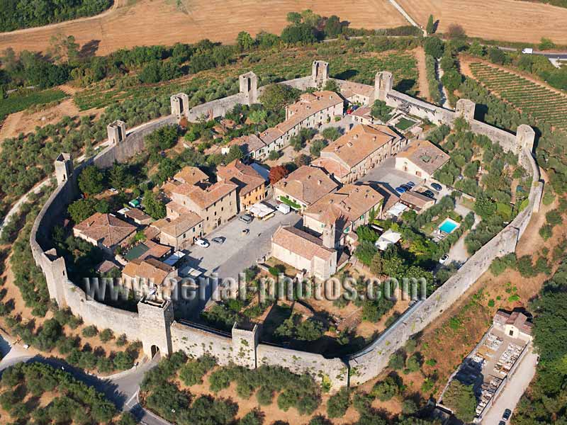 Aerial view, fortification, Monteriggioni, Tuscany, Italy. VEDUTA AEREA foto, Toscana, Italia.