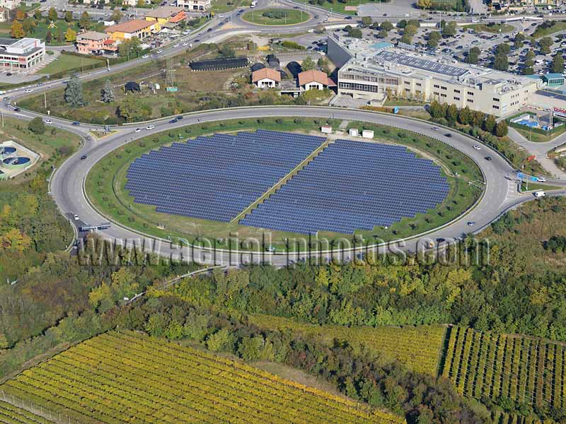 AERIAL VIEW photo of a roundabout in Affi, Veneto, Italy. VEDUTA AEREA foto.