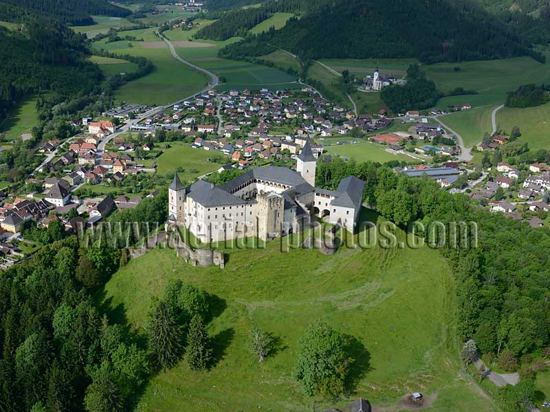 AERIAL VIEW photo of Strasburg Castle, Carinthia, Austria. LUFTAUFNAHME luftbild, Schloss Strasburg, Kärnten, Österreich.