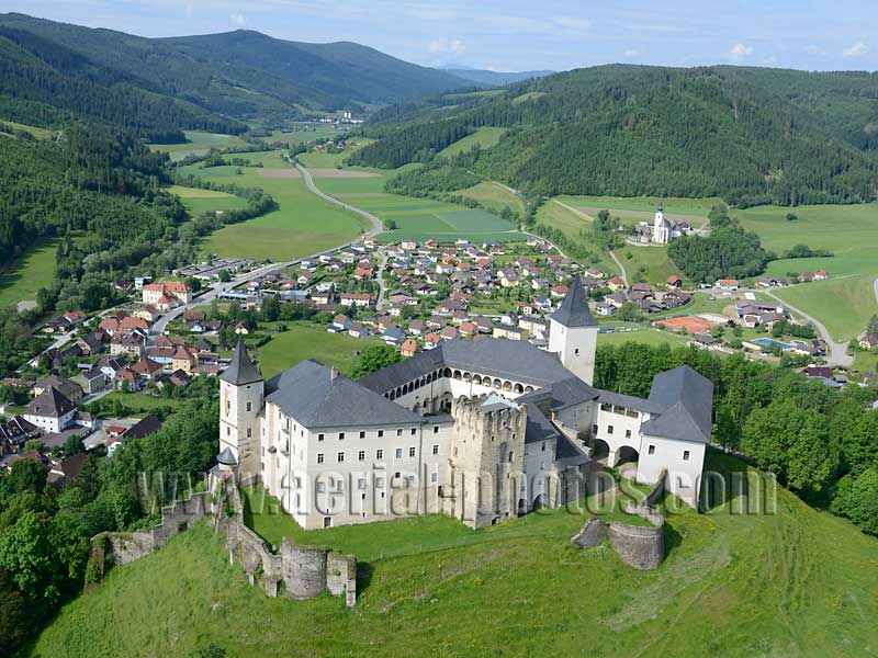 AERIAL VIEW photo of Strasburg Castle, Carinthia, Austria. LUFTAUFNAHME luftbild, Schloss Strasburg, Kärnten, Österreich.