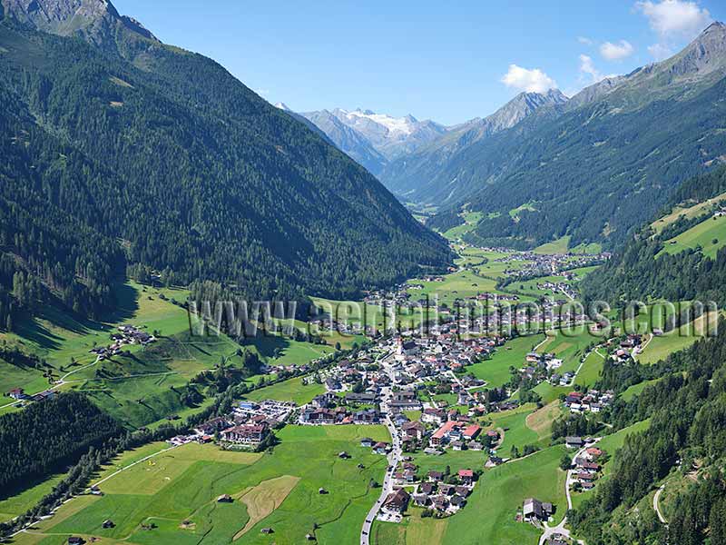 AERIAL VIEW photo of the Stubai Valley and the Zuckerhütl, Tyrol, Austria. LUFTAUFNAHME luftbild, Tirol, Österreich.