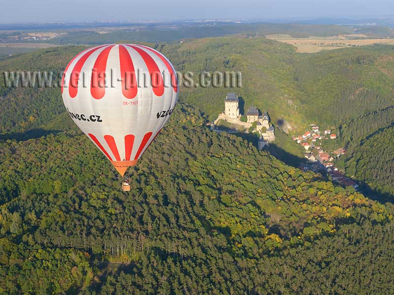 AERIAL VIEW photo of a hot-air balloon, Karlštejn Castle, Czech Republic. LETECKÝ POHLED, Balonem, Hrad Karlštejn, Česká republika.