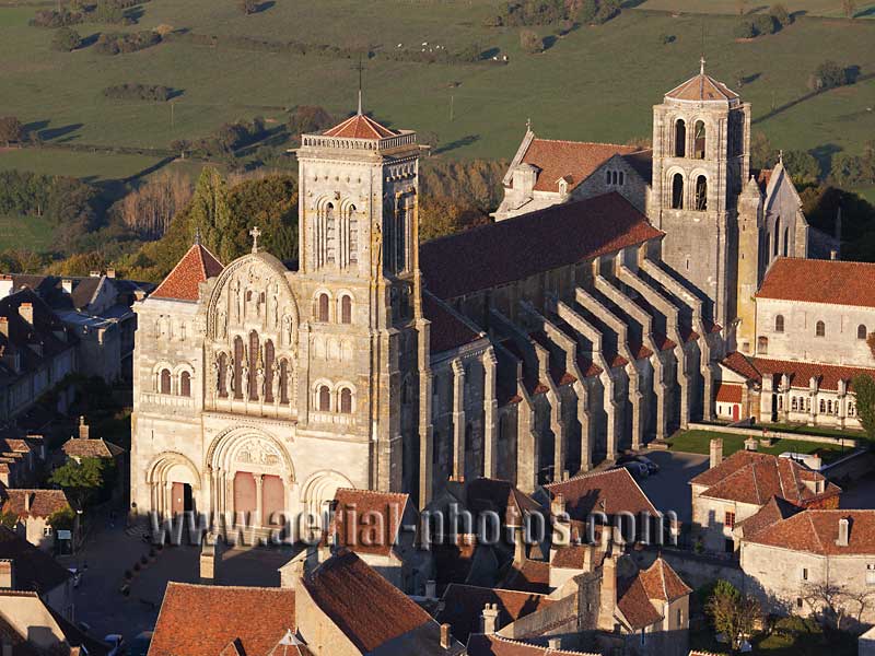 AERIAL VIEW photo of Vézelay Basilica, Burgundy, France. VUE AERIENNE, Basilique de Vézelay, Bourgogne-Franche-Comté.