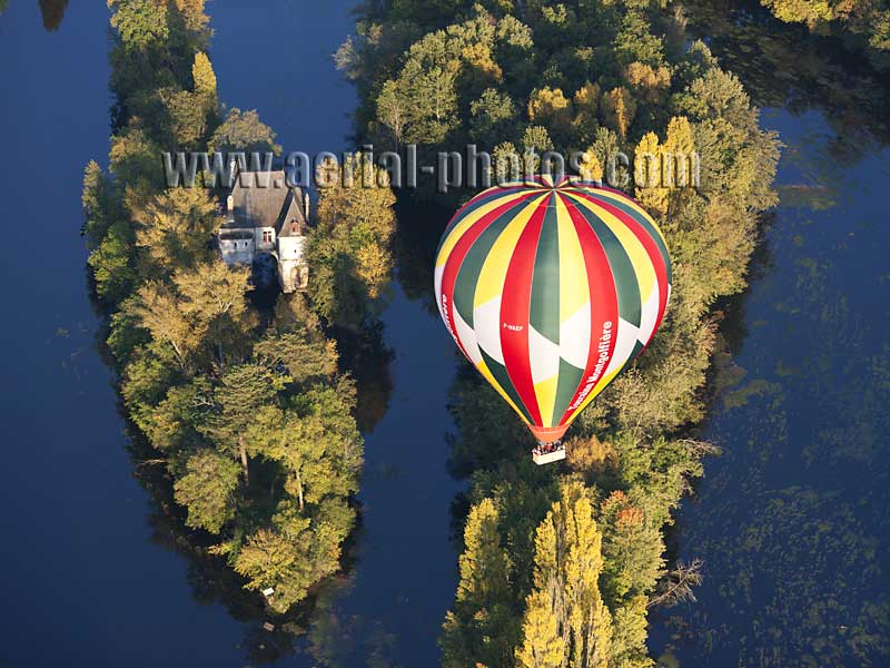 Aerial photo of Hot Air Balloon above the Cher River, Centre, France. Vue aérienne, Montgolfière au-dessus de la Rivière le Cher.