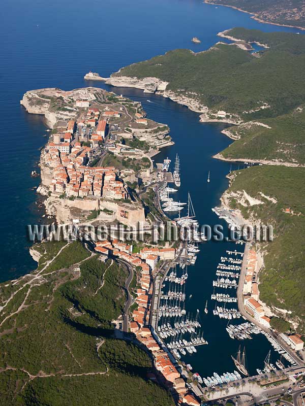 AERIAL VIEW photo of a perched town and its marina, Bonifacio, Corsica, France. VUE AERIENNE ville perchée et son port de plaisance, Corse.