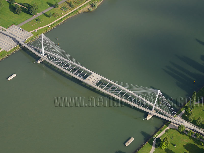 Aerial photo of a bridge over the Rhine river between Strabourg, France and Kehl, Germany. Vue aérienne. Passerelle des deux rives, Marc Mimram.