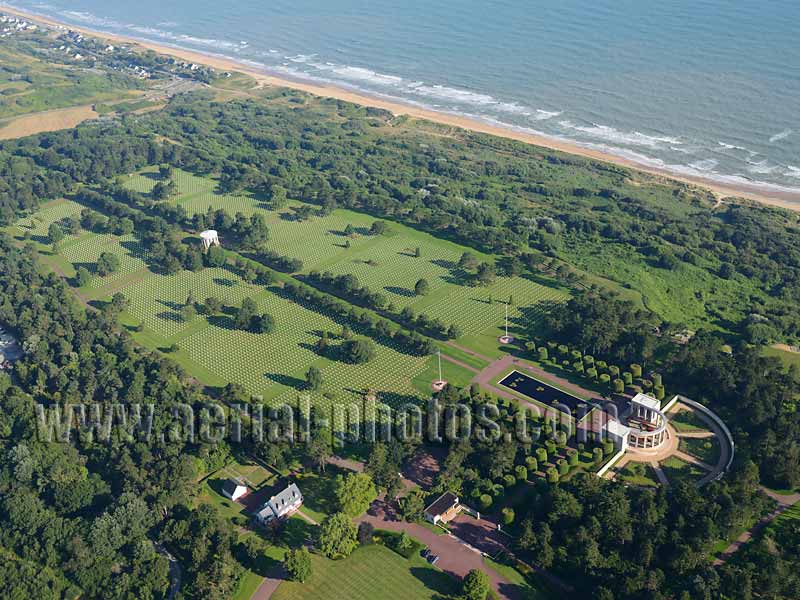 AERIAL VIEW photo of the American cemetery and Memorial, Omaha Beach, Colleville-sur-Mer, Normandy, France. VUE AERIENNE cimetière Américain, Normandie.