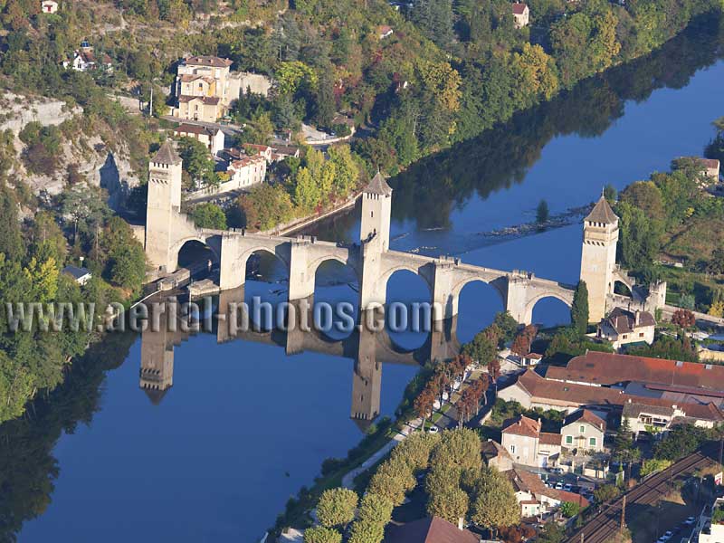 AERIAL VIEW photo of Valentré bridge, Cahors, Lot, Midi-Pyrénées, Occitanie, France. VUE AERIENNE pont de Valentré.