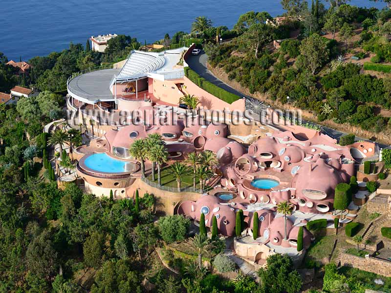 Aerial view of the Palais Bulles, a strange-looking home overlooking the Mediterranean Sea. Vue aérienne.
