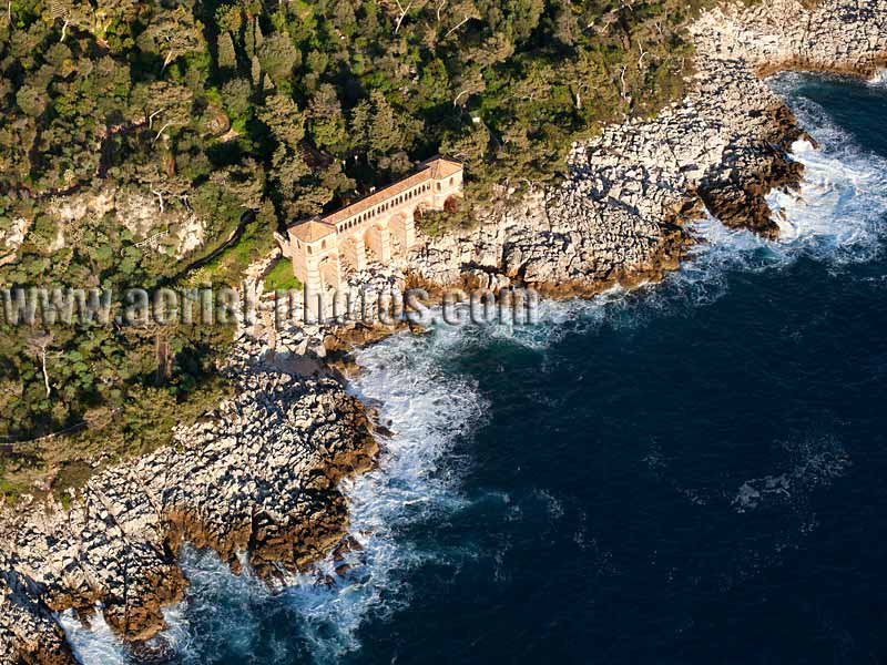 Aerial view of Villa Cyrnos on the rocky coast of the French Riviera. Vue aérienne.
