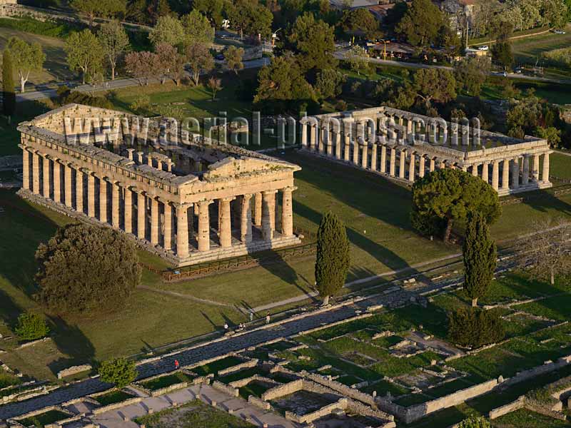 Aerial view of Hera Temple, Paestum, Campania, Italy. VEDUTA AEREA foto, Era, Tempio Greco, Italia.