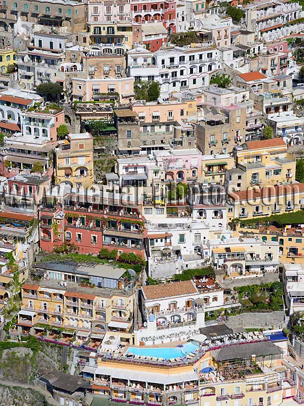 Aerial view of a hillside town, Positano, Amalfi Coast, Campania, Italy. VEDUTA AEREA foto, Costiera Amalfitana, Italia.