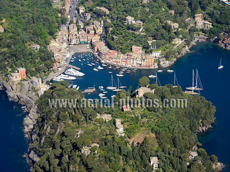 Aerial view, Portofino village, trendy destination, Genoa, Liguria, Italy. VEDUTA AEREA foto, Genova, Italia.