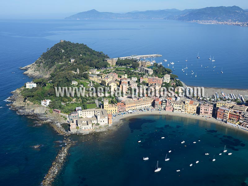 Aerial view, colorful homes, Old Town of Sestri Levante, Liguria, Italy. VEDUTA AEREA foto, Italia.