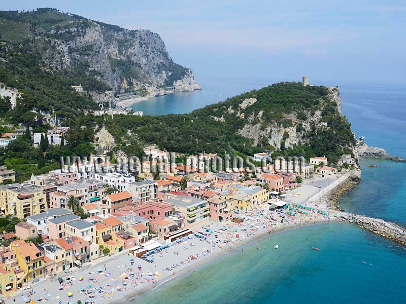 Aerial view, seaside resort, Italian Riviera, Varigotti, Liguria, Italy. VEDUTA AEREA foto, Stazione Balneare, Italia.