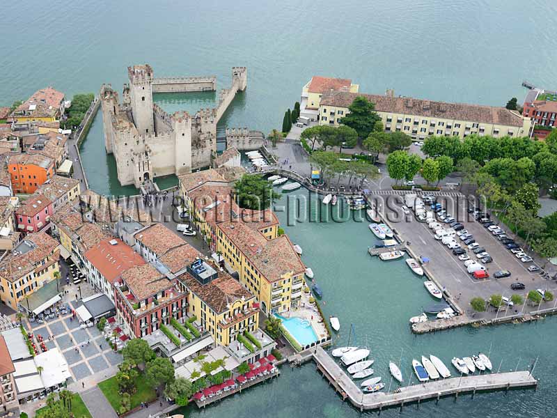 Aerial view, Sirmione, Lake Garda, Lombardy, Italy. VEDUTA AEREA foto, Lago di Garda.