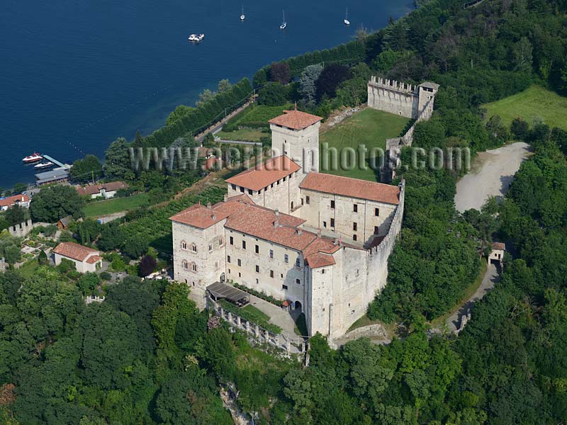 Aerial view, Rocca Borromeo di Angera castle, Lake Maggiore, Lombardy, Italy. VEDUTA AEREA foto.