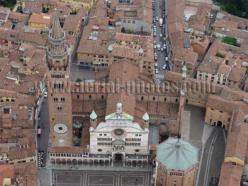Aerial view, cathedral and bell tower, Cremona, Lombardy, Italy. VEDUTA AEREA foto, Duomo e Campanile.