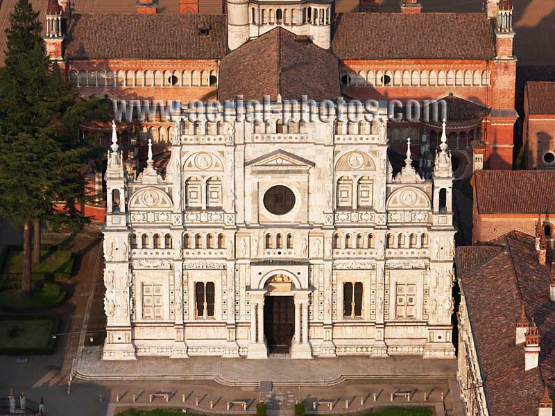 Aerial view, charterhouse of Pavia marble facade, Lombardy, Italy. VEDUTA AEREA foto, Certosa, Italia.