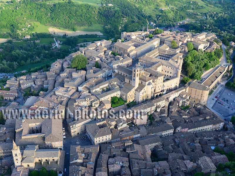 AERIAL VIEW photo of Urbino, Marche, Italy. VEDUTA AEREA foto, Italia.