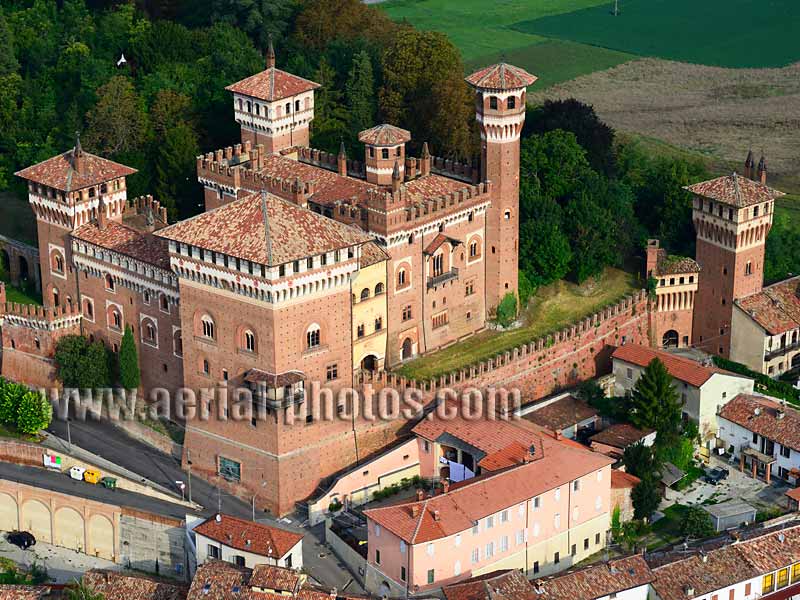 Aerial view, Cereseto Castle, Piedmont, Italy. VEDUTA AEREA foto, Castello di Cereseto, Piemonte, Italia.