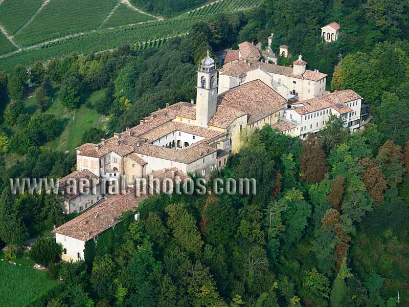 Aerial view, Sacro Monte di Crea, Unesco site, Piedmont, Italy. VEDUTA AEREA foto, Piemonte, Italia.