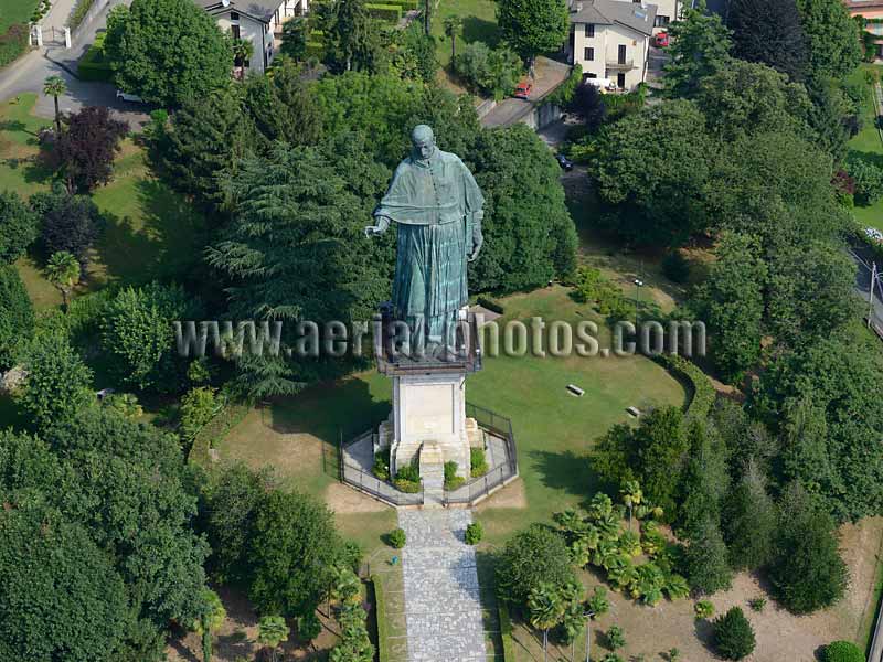 Aerial view, San Carlo Borromeo statue, Arona, Piedmont, Italy. VEDUTA AEREA foto, Statua di Sancarlone.