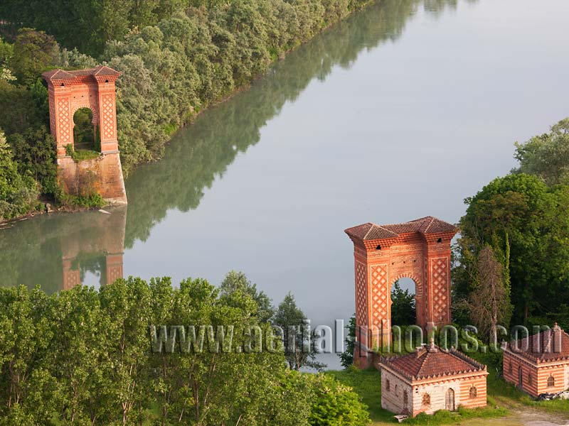 Aerial view, Moresco bridge, Pollenzo, Piedmont, Italy. VEDUTA AEREA foto, ponte Moresco, Piemonte, Italia.