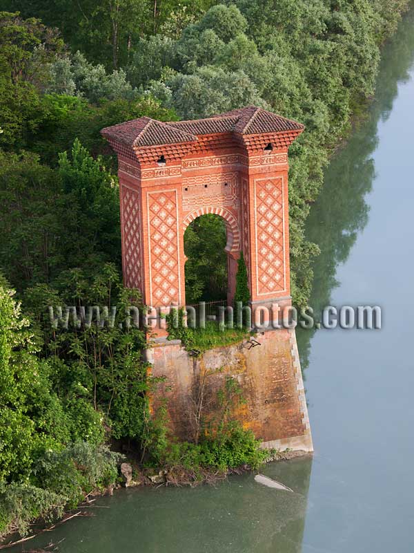 Aerial view, pillar of Moresco bridge, Pollenzo, Piedmont, Italy. VEDUTA AEREA foto, ponte Moresco, Piemonte, Italia.